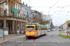 Tw 213 bei der Einfahrt in die Haltestelle Hauptbahnhof (Vorplatz)