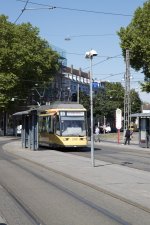 Tw 249, der extra mit Rollbandanzeigen ausgestattet wurde, fährt vor dem Hauptbahnhof als S Sonderfahrt auf Gleis 22 ein.