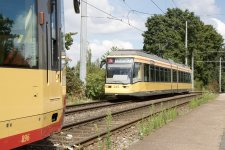 Tw 249 als 1 Durlach begegnet auf der Siemensbrücke dem Tw 896 Richtung Rheinbergstraße