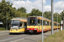 Tw 813 als hinterer Wagen einer einrückenden Doppeltraktion folgt dem führenden Mittelflurer in den Betriebshof West.